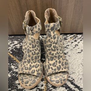 Very G Adira Tan Leopard Wedges 10 Like New